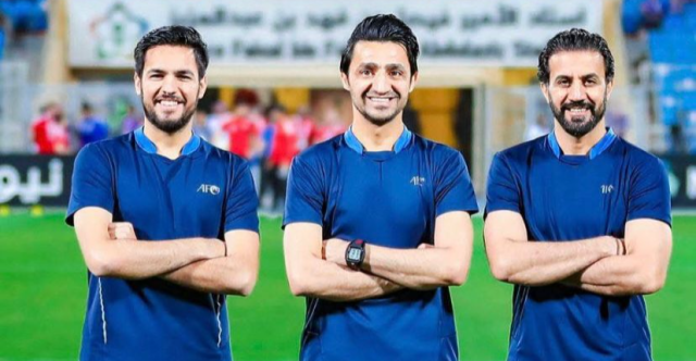 طاقم تحكيمي عراقي لقيادة مباراة لكرة القدم في سنغافورة