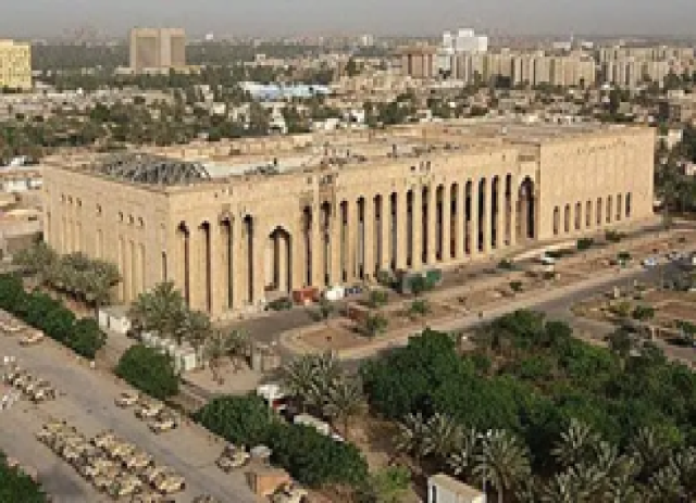 السفارة الأمريكية في بغداد تقرر تقليل حجم بعثتها لسوء الوضع الأمني
