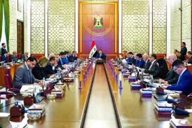 خبير اقتصادي:حكومة السوداني تُكدّس مليارات الدولة في مصارف الخارج والمواطن العراقي ما زال يكافح لتأمين أساسيات العيش