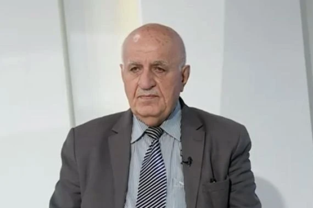 خبير اقتصادي:شلل القطاع الإنتاجي وتهريب الدولار وراء فشل محاولات الحفاظ على السعر الرسمي لصرف الدولار