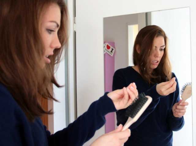 ما الفرق بين القشرة وجفاف فروة الرأس؟ إليك الأسباب والعلاج