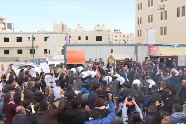 باحثون: لماذا فضّ أمن السلطة مسيرات الإضراب والتضامن مع غزة؟