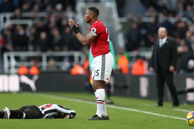فالنسيا لاعب مانشستر يونايتد السابق يمنع شابا من الانتحار