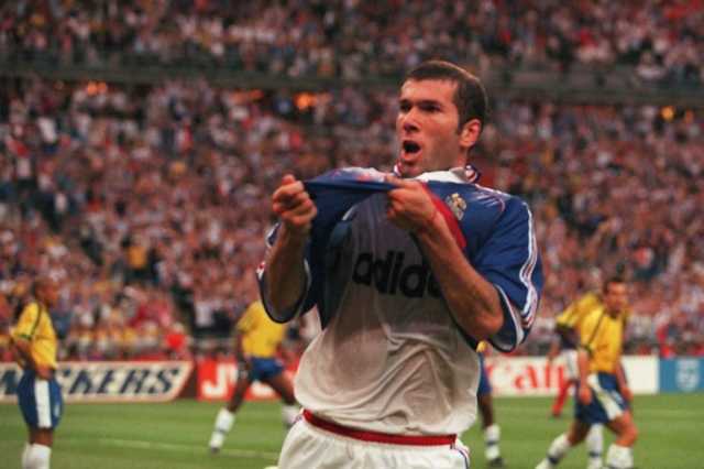 قميص زيدان بنهائي مونديال 1998 يطرح بمزاد مقابل 30 ألف يورو