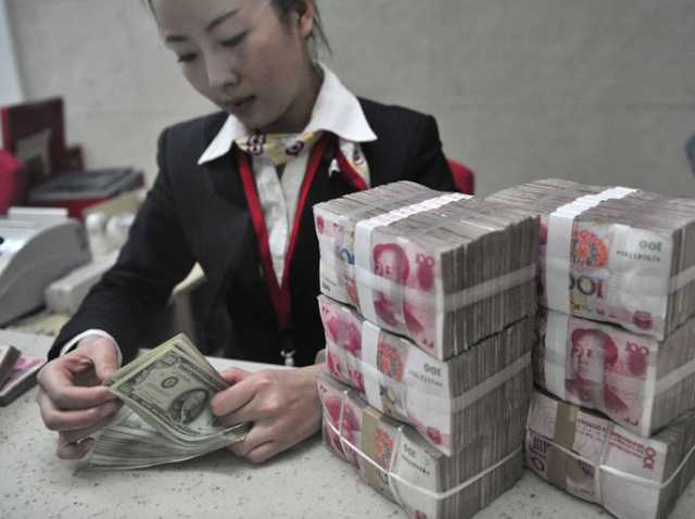 اليوان عند أدنى مستوى في 19 شهرا والدولار يتراجع والذهب يرتفع بسبب رسوم ترامب