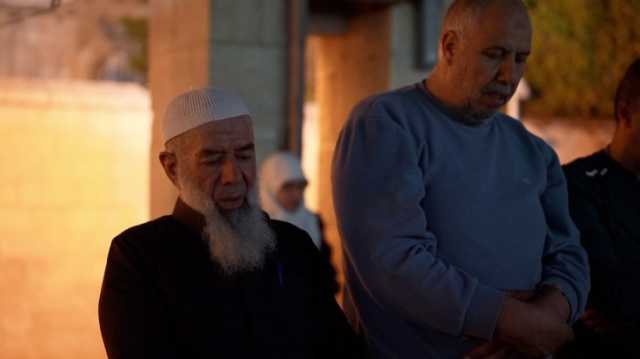 شاهد.. مبعدون من طرف الاحتلال يصلون التراويح على أبواب الأقصى