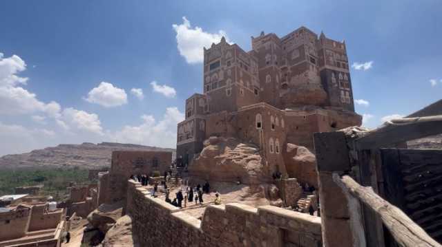 دار الحجر اليمني.. قصر أثري منحوت على قمة حصن سبئي