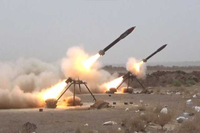 الحوثيون يبثون مشاهد لإطلاق صاروخ باليستي نحو سفينة إسرائيلية