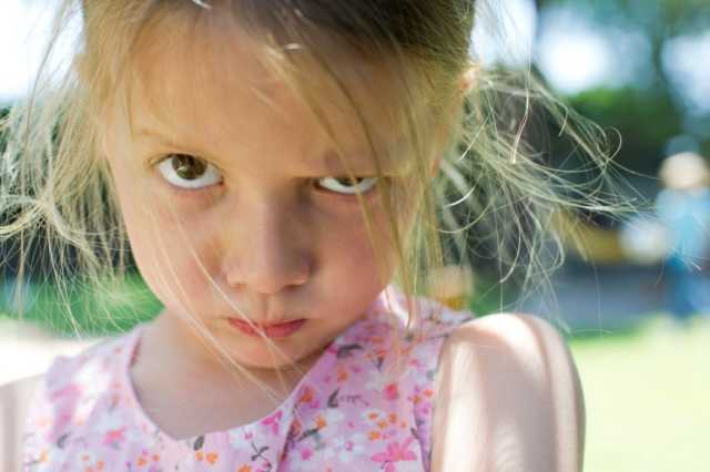 كيف تواجه عبوس طفلك الدائم؟ وكيف تعلمه تخطي المواقف الصعبة؟