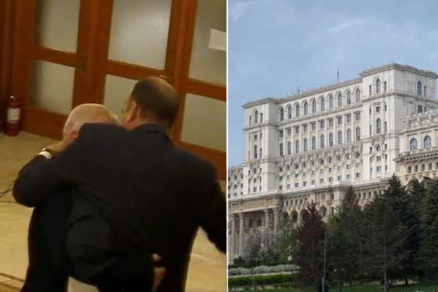 في عراك برلماني برومانيا.. نائب يحاول عض وجه زميله