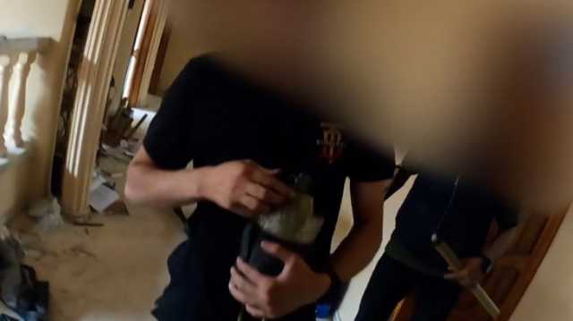 بالله تسيبها إلي.. خلاف مقاومَين بساحة المعركة يشعل مواقع التواصل