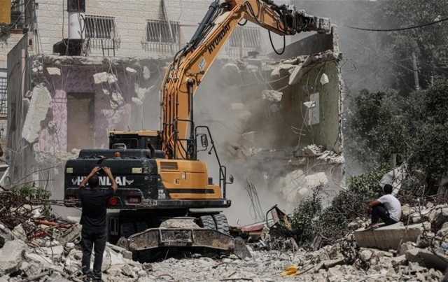 الاحتلال يهدم عمارة سكنية وحظائر أغنام شمال شرق القدس