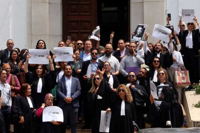 بعد اقتحام السلطة لمقرهم.. محامو تونس يدخلون في إضراب عام