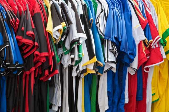 مشجع برازيلي يدخل التاريخ باقتناء 6101 قميص لكرة القدم