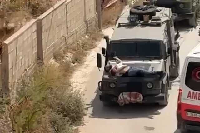 قوات الاحتلال تنكل بشاب فلسطيني جريح في جنين