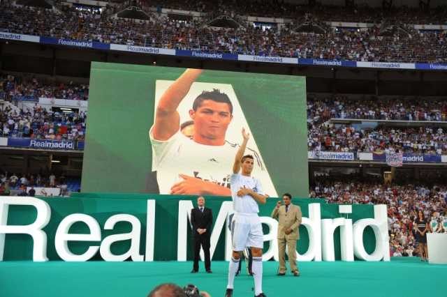 يوم أنفق ريال مدريد 361 مليون دولار للتعاقد مع 8 لاعبين صيف 2009
