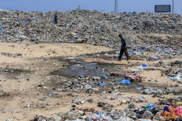 بلدية غزة تشكو من تراكم 170 ألف طن من النفايات