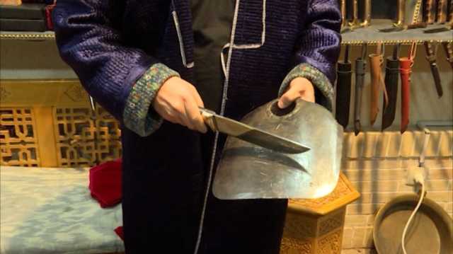 صناعة السكاكين يدويا.. حرفة تتوارثها الأجيال في أوزبكستان