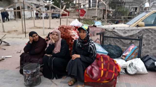 شاهد.. أرصفة شوارع مدينة رفح تعج بالنازحين الفلسطينيين
