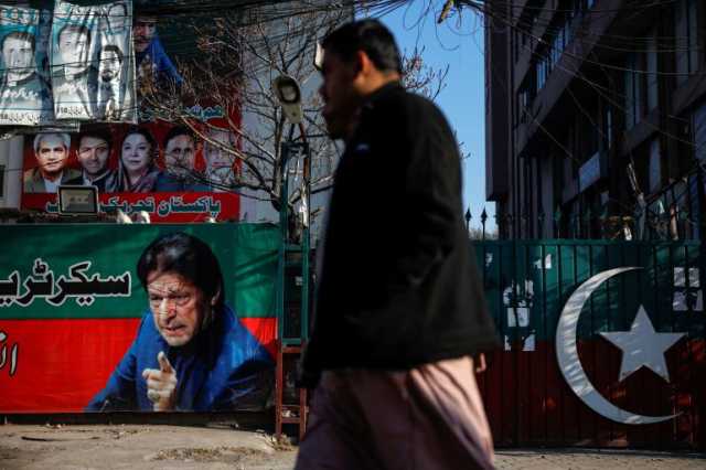 أنصار عمران خان واثقون بتشكيل حكومة باكستان المقبلة
