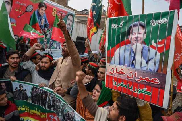 أنصار عمران خان يتصدرون انتخابات باكستان والجيش يدعو للقطيعة مع الفوضى