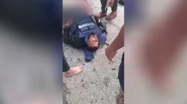 إصابة خطرة لمراسل الجزيرة إسماعيل أبو عمر والمصور أحمد مطر بقصف إسرائيلي
