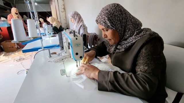 شاهد.. فلسطينيات في رفح يخترقن حصار إسرائيل لحفاضات الأطفال