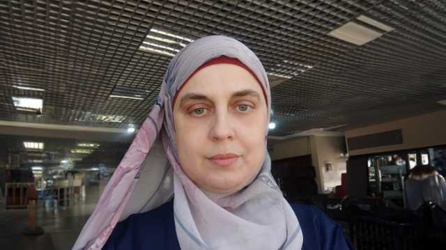 شجاعة خطفت الأنظار.. هكذا احتفى مغردون بتحدي طبيبة فلسطينية قناصة الاحتلال