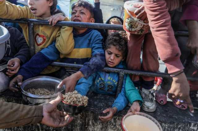سيناتور أميركي: موت الأطفال جوعا بغزة يجب أن يعيدنا إلى رشدنا