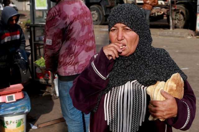 فرحة عجوز في غزة بالحصول على الخبز تثير صدمة بمواقع التواصل