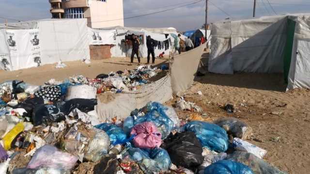 أكوام القمامة تهدد نازحي الخيام في رفح بالأوبئة