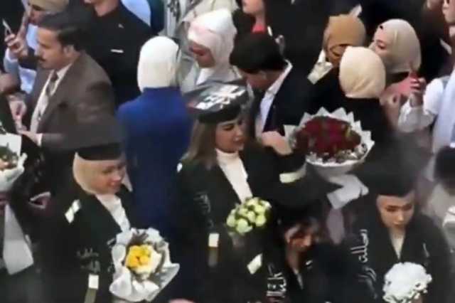 فصل طالبة عراقية وضعت صورة صدام حسين على قبعة تخرجها
