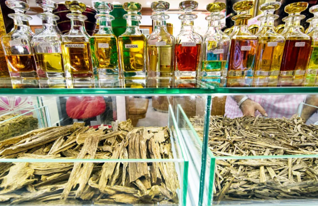 حلْبُ الطحالب يُنتج عطرا أغلى من الذهب