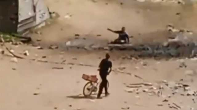 شاهد.. الاحتلال يستهدف طفلا بجباليا ويطلق صاروخا على منقذيه