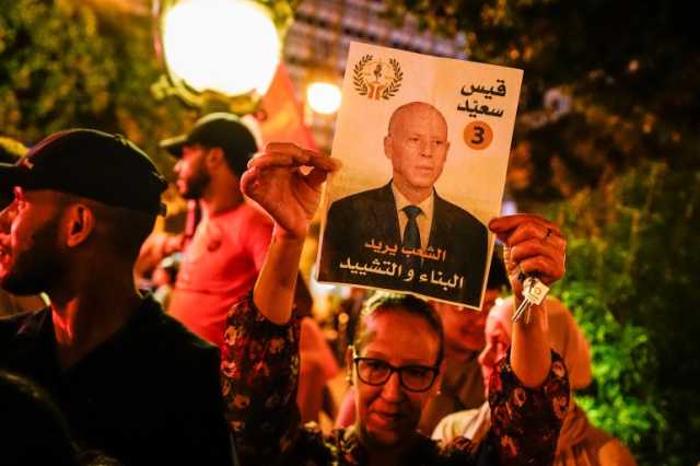 أنصار سعيد يحتفلون بعد استطلاع أعلن فوزه برئاسيات تونس