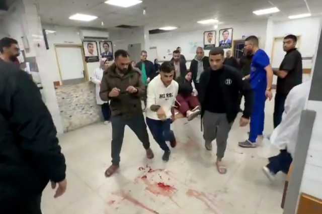 الاحتلال يستهدف مستشفى كمال عدوان ويدمر عيادة طبية في جباليا