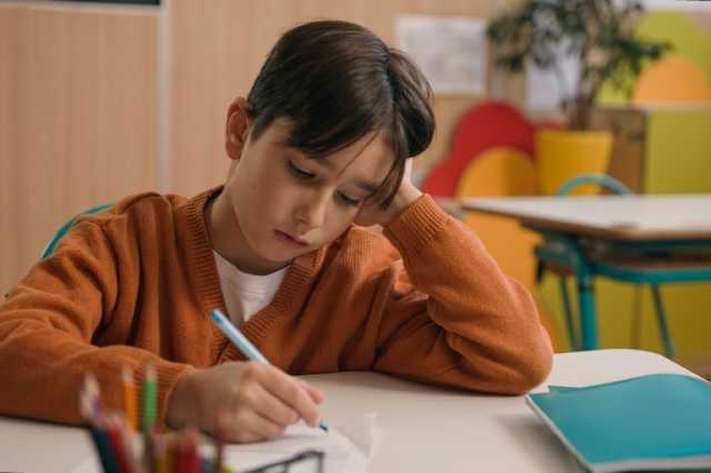 الكتابة بالقلم أفضل من النقر على لوحة المفاتيح للأطفال
