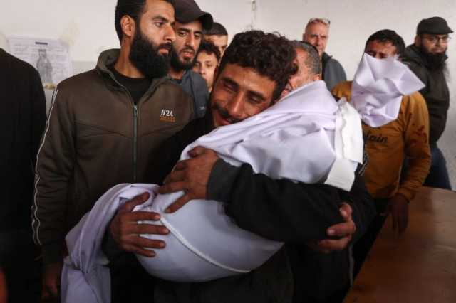 الاحتلال يقصف مدرسة تؤوي نازحين بجباليا وينسف مباني سكنية بالقطاع
