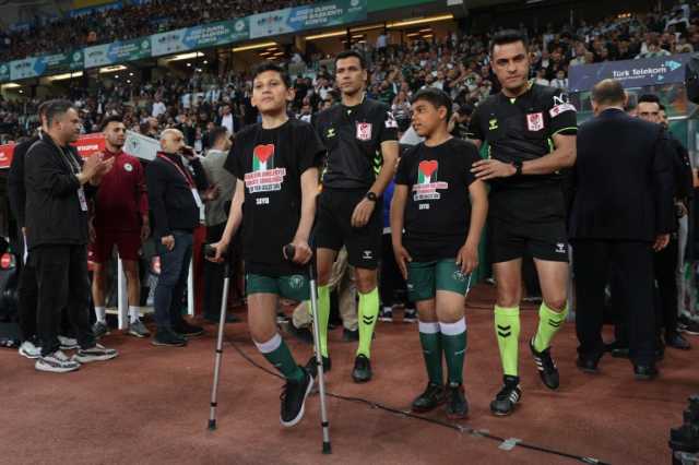 شاهد.. أطفال غزة يخاطبون العالم خلال مباراة في تركيا