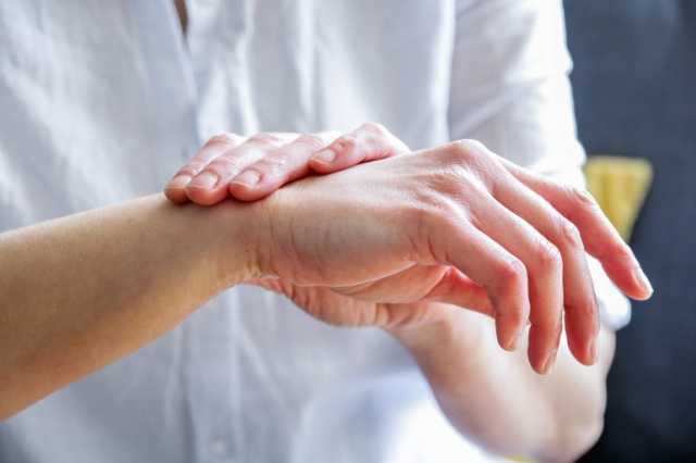 تعانين من جفاف البشرة؟ هذه الأخطاء اليومية قد تكون السبب