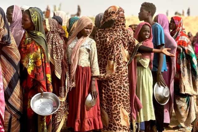 نحو 290 ألف نازح في الفاشر والجيش يتهم الدعم السريع بمواصلة قصف المدنيين