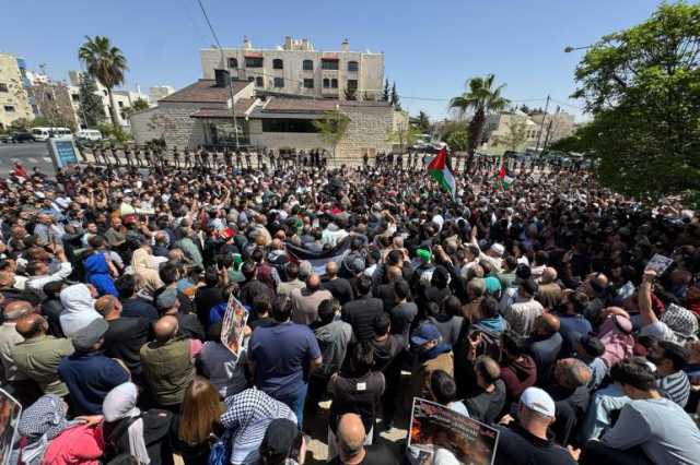 مطالبين بنصرة غزة عمليا.. آلاف المحتجين قرب السفارة الأميركية في الأردن