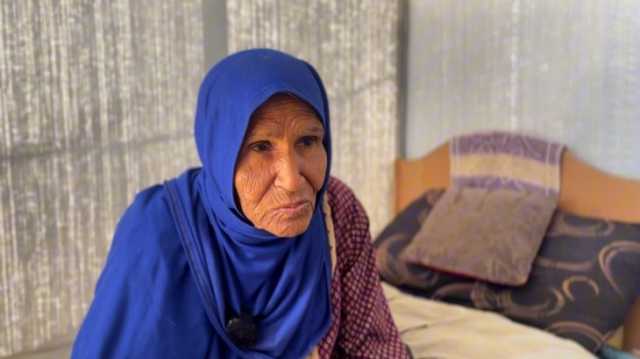 شاهد.. معاناة مُسنة فلسطينية بترت رجلها بقصف إسرائيلي