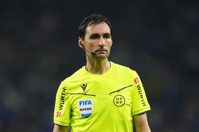 بالفيديو.. حكم نهائي كأس إسبانيا بين الريال وبرشلونة ينهار بالبكاء