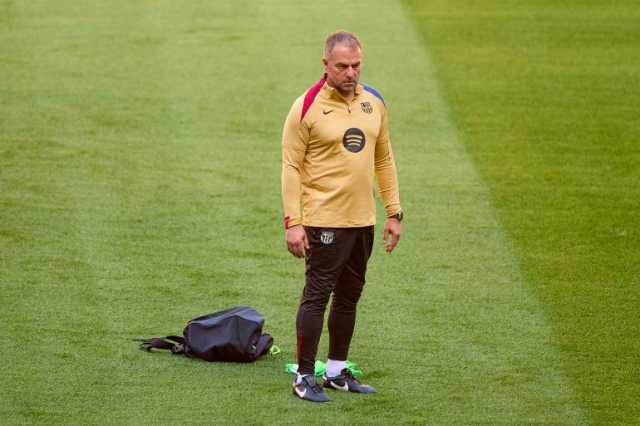 فليك يقلد ألونسو مدرب ريال مدريد قبل مباراة برشلونة وكلوب بروج