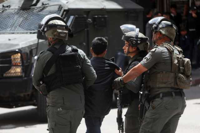 اعتقالات واسعة بالضفة ومستوطنون يقتحمون بلدة قرب القدس