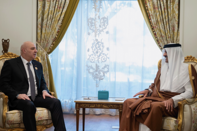 أمير قطر يلتقي عون بالدوحة ويجدد هِبة للبنان لدعم رواتب الجيش