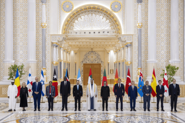الرئيس الإماراتي يتسلم أوراق سفراء جدد بينهم الإسرائيلي يوسي شيلي