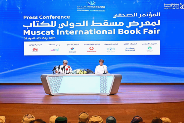 معرض مسقط للكتاب يراهن على شغف القراءة في مواجهة ارتفاع الحرارة