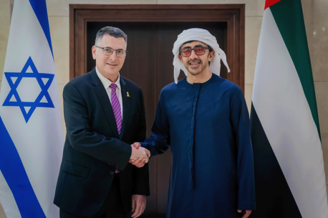 وزير خارجية الإمارات يلتقي نظيره الإسرائيلي في أبو ظبي